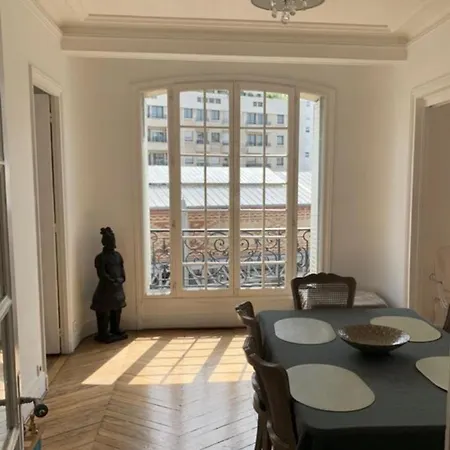 Apartment Typiquement Parisien